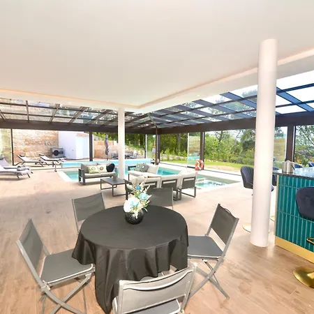 Вилла Chalice - Luxury With Pool And Sea-view